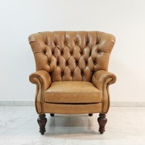 釘釦皮面主人椅