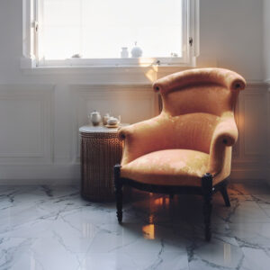 黃布花紋高背椅