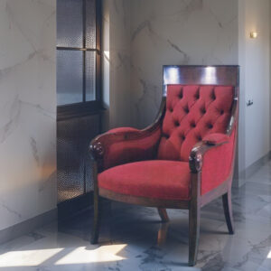 紅細格絨扶手椅